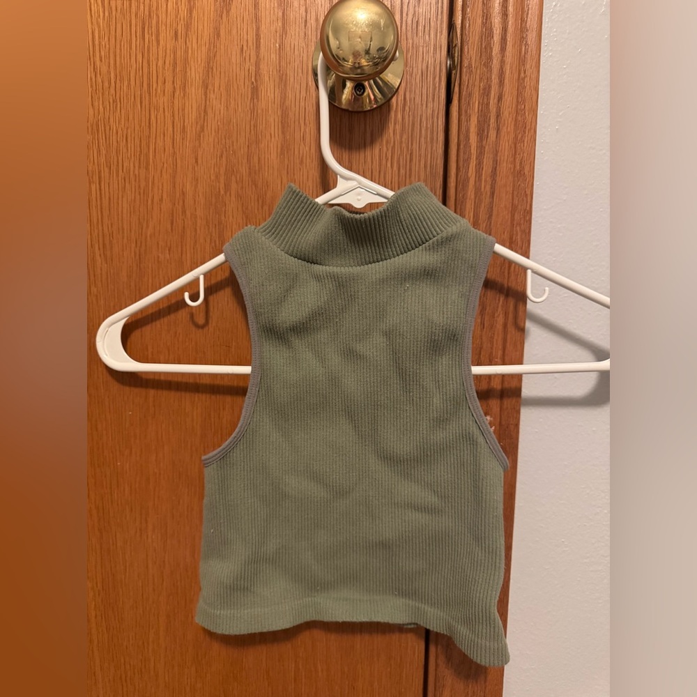 Suzette Collection size 0/SM green mock neck crop sleeveless
